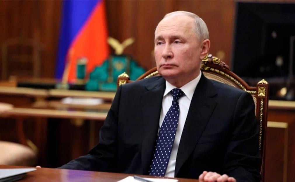 Путин подписал разработанный Башкирией закон о льготах при дарении жилья Президент России Владимир Путин 23 июля подписал закон о внесении изменений в Налоговый кодекс, внесенный в Госдуму парламентом Башкирии и депутатом Сарданой Авксентьевой. Поправки предусматривают скидку 50% на услуги нотариусов при оформлении договоров дарения жилья между близкими родственниками: родителями, детьми, в том числе усыновителями и усыновленными, бабушками, дедушками, внуками, братьями и сестрами, в том числе неполнородными. «Настоящий федеральный закон вступает в силу со дня его официального опубликования», — говорится в документе. Закинициативу внесли на рассмотрение Госдумы в марте 2025 года. В начале июня законопроект был поддержан в первом чтении, 11 июля депутаты приняли закон. Поправки вносятся в статьи 333-36 и 333-38 части второй Налогового кодекса РФ. Ко второму чтению в проект была внесена еще одна поправка в Налоговый кодекс, направленная на поддержку семей с детьми с ментальными нарушениями. В соответствии с ней родителей таких детей освободили от уплаты госпошлины в 3 тыс. руб. при обращении в суды для признания несовершеннолетнего в возрасте от 14 до 18 лет недееспособным. РБК-УФА