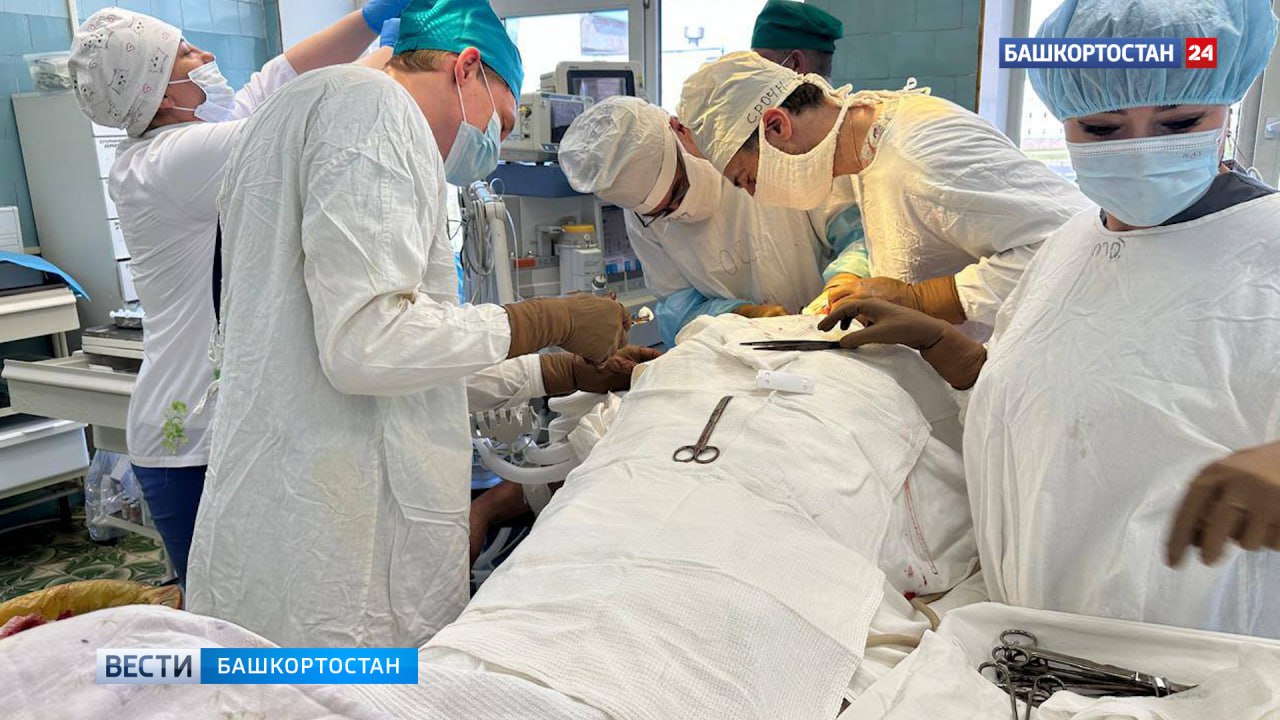 Врачи борются за жизнь 70-летнего жителя Башкортостана, пострадавшего от нападения медведя Врачи Белорецкой больницы борются за жизнь 70-летнего мужчины, пострадавшего от нападения медведя. Напомним, случай произошел сегодня в деревне Шарипово Абзелиловского района Башкортостана. «Пациента доставили в Белорецкую ЦРКБ в крайне тяжелом состоянии. У него множественные переломы и рваные раны», — рассказал в своем тг-канале руководитель республиканского минздрава Айрат Рахматуллин. Подписаться Сообщить новости