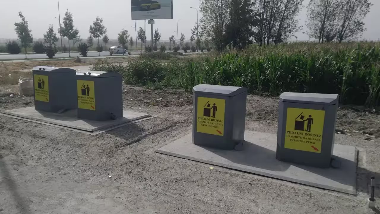 В Самарканде создан первый в стране подземный комплекс для хранения отходов Комплекс состоит из двух контейнеров вместимость которых составляет в общей сложности 1 1 тыс литров Он предназначен для предотвращения разбрасывания отходов и распространения неприятных запахов   uznews uz ru news 103749 uznews