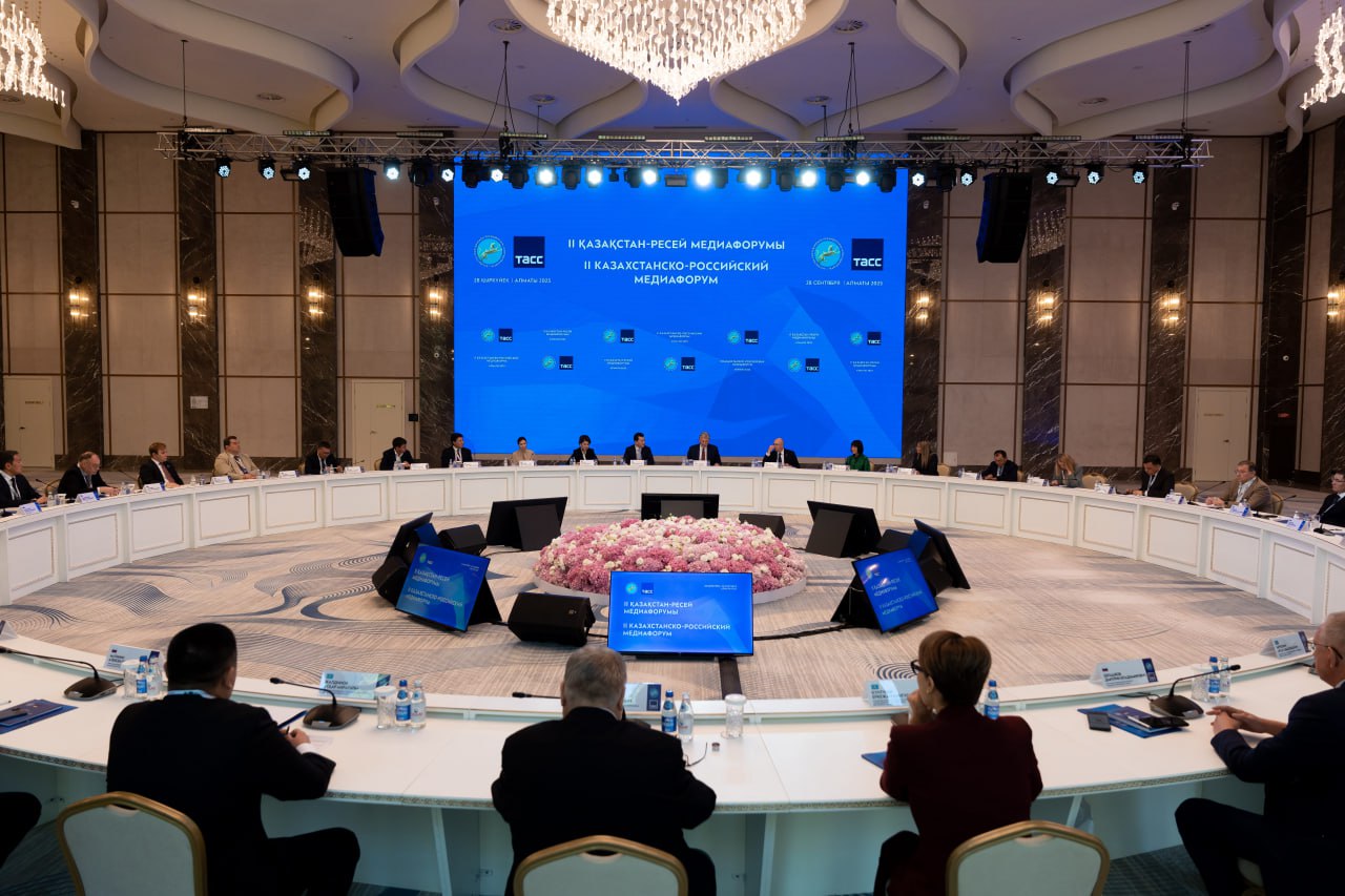 Второй российско казахстанский медиафорум прошел в Алматы Госсоветник Казахстана Ерлан Карин и пресс секретарь президента России Дмитрий Песков заявили о важности развития медиасотрудничества между двумя странами в ходе второго казахстанско российского медиафорума в Алматы сообщает пресс служба президента Казахстана В своем выступлении Ерлан Карин подчеркнул что президенты Касым Жомарт Токаев и Владимир Путин характеризуют сотрудничество между странами как образцовое что требует постоянной методичной работы по всем направлениям двустороннего взаимодействия Он также отметил необходимость сохранения и развития объединяющих начал в условиях кардинальных глобальных изменений и постоянно меняющейся информационной повестки Дмитрий Песков в свою очередь обратил внимание на экономические успехи двух стран констатировав что в последние годы и Россия и Казахстан развиваются темпами выше чем у США у стран Евросоуза   Казахстан