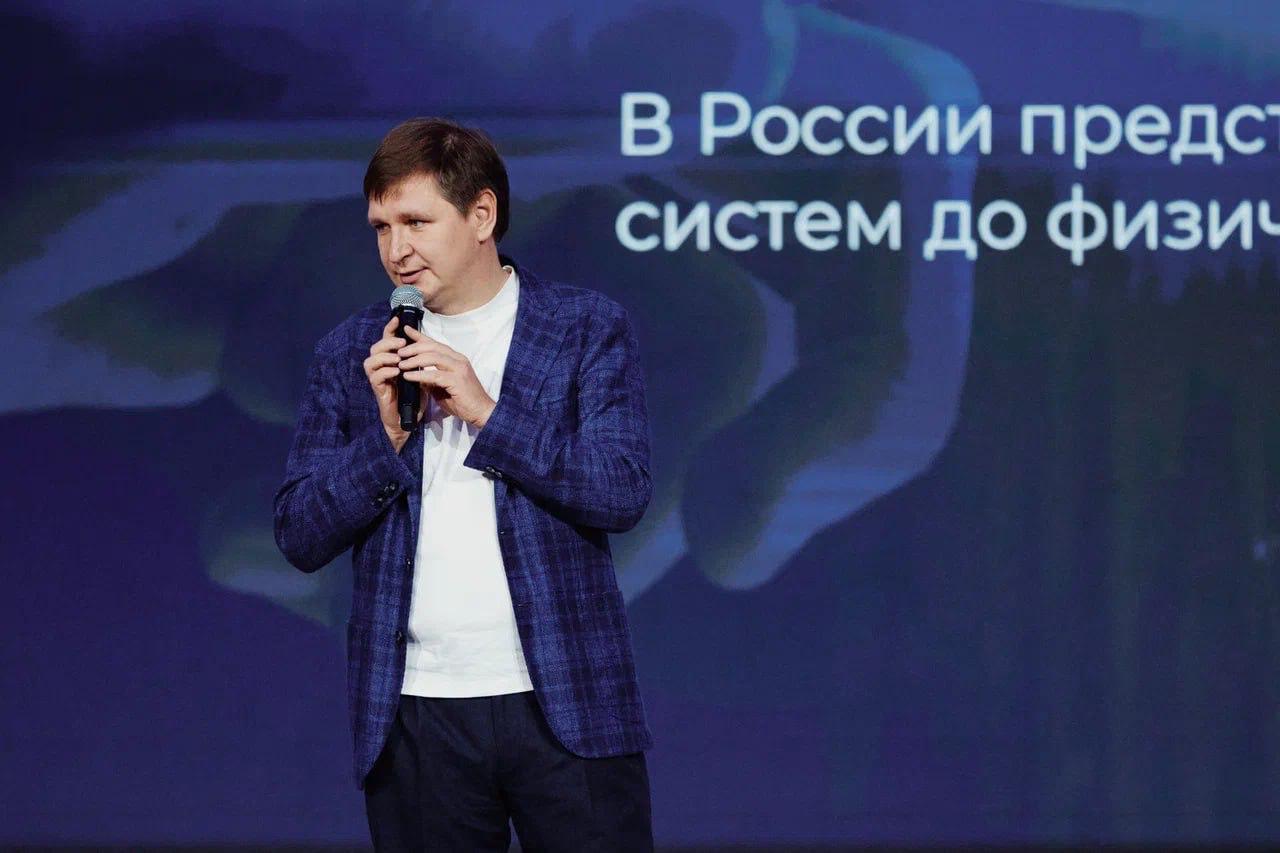 Группа Т Технологии Т Банк в 2025 году инвестировала в образование более 10 млрд рублей Станислав Близнюк на форуме Цифровые решения сообщил что средства направлены на развитие собственных образовательных проектов поддержку учителей и обучение школьников и студентов Т Технологии сотрудничают с более чем 40 вузами страны и реализует программы прямой поддержки стипендии для студентов составляют 25 тыс рублей в месяц в рамках грантового конкурса для учителей уже выделено свыше 70 млн рублей banksta