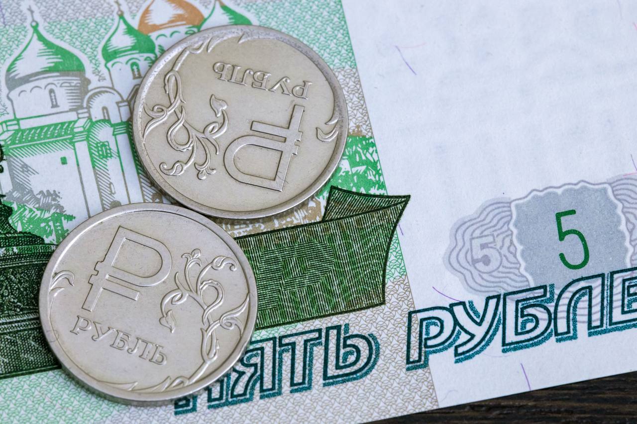 Девять жителей Южного Урала отдали мошенникам почти 6 миллионов рублей За сутки жертвами мошенников стали жители Челябинска, Магнитогорска, Верхнего Уфалея, Озёрска, Трёхгорного, Аши и Миасса. Все пострадавшие знали о подобных схемах, но всё равно поверили аферистам. Две челябинки перевели 125 и 295 тыс. рублей на якобы «безопасные счета». Пенсионерки из Магнитогорска отдали 400 и 440 тыс. рублей, испугавшись потери накоплений. Жительница Верхнего Уфалея лишилась 396 тыс., а студентка из Аши — 760 тыс., взятых в кредит. Самый крупный перевод — 3,6 млн рублей — совершил пенсионер из Миасса, поверив в «инвестиции».
