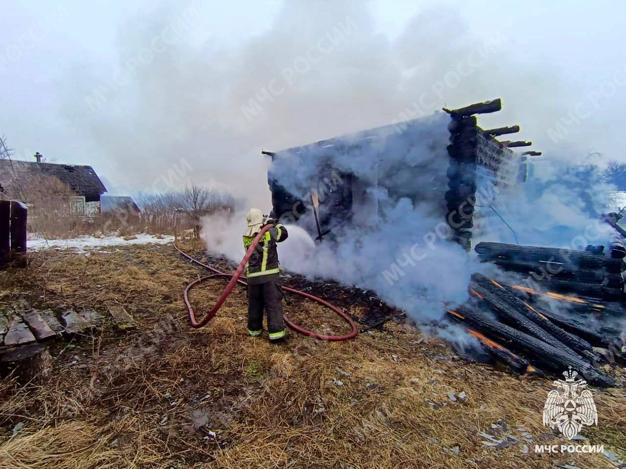 Женщина пострадала на пожаре    Сегодня произошло возгорание жилого дома в деревне Белоглазово Торопецкого МО.     Огнеборцы пожарно-спасательной части № 5    оперативно ликвидировали пожар и не допустили перехода огня на надворную постройку.     В результате возгорания огнем строение уничтожено полностью. Хозяйка дома с ожогами различной степени тяжести доставлена в лечебное учреждение.     Предварительная причина пожара: короткое замыкание электропроводки.      МЧС Тверской области напоминает правила безопасности, которые спасут твою жизнь:  почувствовал запах жженной проводки - обесточь жилье;  следи за состоянием электроприборов;.  не перегружай электросеть;  ремонт доверяй специалистам;   установи в жилье пожарный извещатель.    Не относись наплевательски к электробезопасности своего жилья!