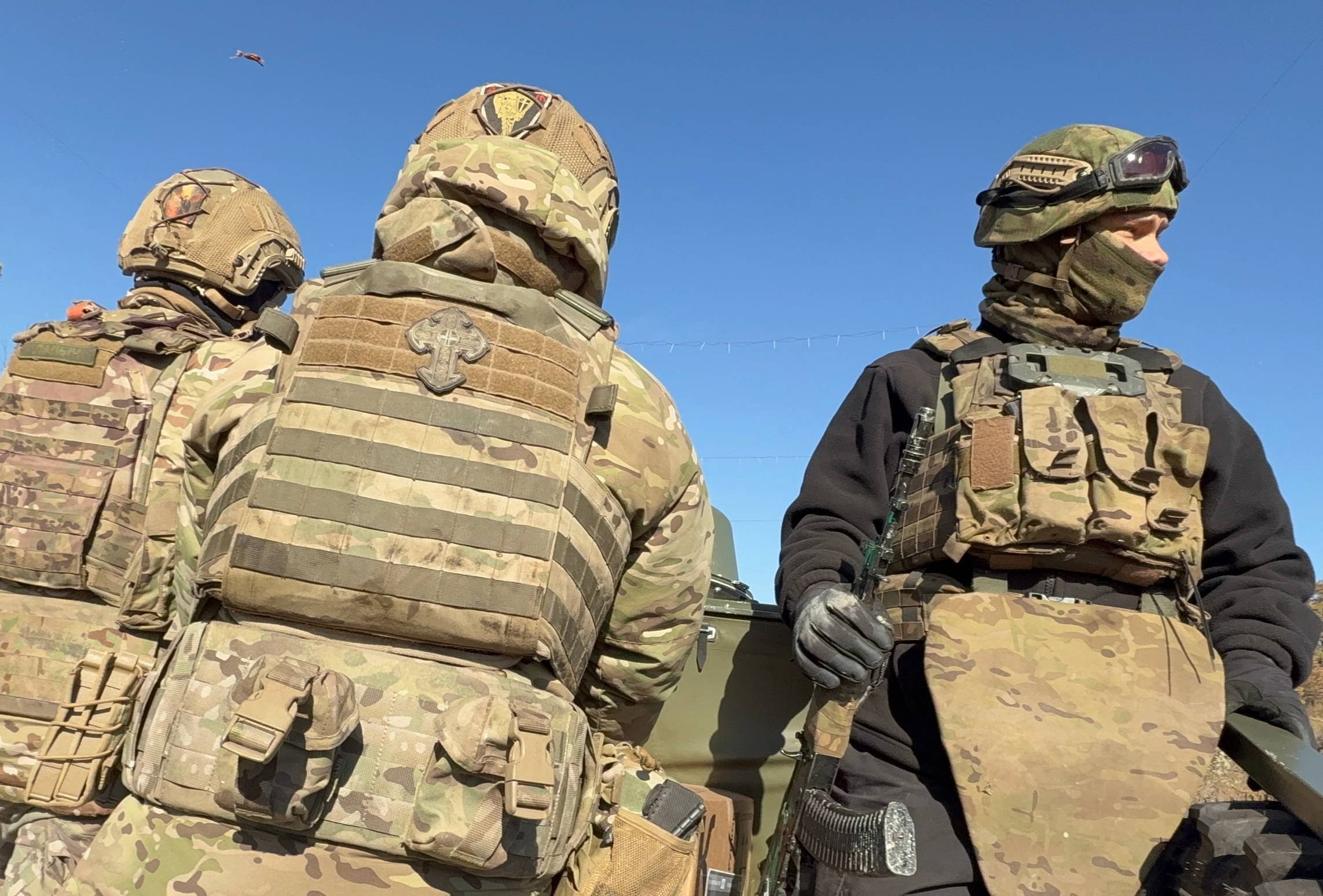 Выплаты субсидии и сервисы Текслер объявил о мерах поддержки участников СВО и их семей В Челябинской области усиливают поддержку участников СВО с инвалидностью Губернатор Алексей Текслер обсудил меры помощи на заседании Совета по делам инвалидов 28 января Особое внимание уделяем реабилитации участников СВО получивших инвалидность Помощь оказываем в Едином центре поддержки и реабилитации участников спецоперации по принципу одного окна сообщил Текслер В этом году центры откроют в Златоусте и Магнитогорске Ветеранам предоставляют медицинскую психологическую и юридическую помощь выплаты на приобретение автомобиля с техническими средствами и поддержку трудоустройства Регион продолжает развивать инфраструктуру и меры соцподдержки участников СВО и их семей