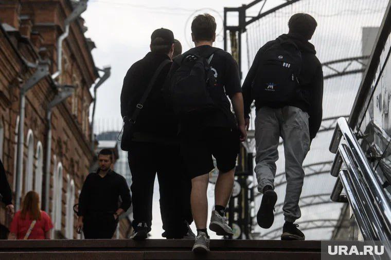 Свердловская область номер один в рейтинге детской преступности за последний год На втором месте соседняя Челябинская В сравнении с прошлым годом подростковая преступность подросла на 22 рассказали в региональном отделе ПДН В основном несовершеннолетних ловили на продаже наркотиков и кражах При этом из 312 преступлений не зафиксировано ни одного убийства или причинения тяжкого вреда здоровью Подписаться   Дать буст