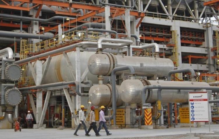 Reuters Индия потребовала от НПЗ еженедельно отчитываться о нефти из России С таким требованием к НПЗ обратился отдел планирования и анализа нефтяной отрасли PPAC Министерства нефти Индии Новую меру там обосновали запросом канцелярии премьер министра Нарендры Моди Как пишет Reuters это первый случай когда правительство запрашивает такую информацию у НПЗ каждую неделю Агентство полагает что новые требования связаны со стремлением Нью Дели заключить торговое соглашение с Вашингтоном Нам нужны своевременные и точные данные об импорте нефти в Россию и США чтобы когда США запрашивают информацию мы могли предоставлять проверенные цифры а не полагаться на вторичные источники заявил один из источников Reuters в правительстве индия россия сша мир общество экономика