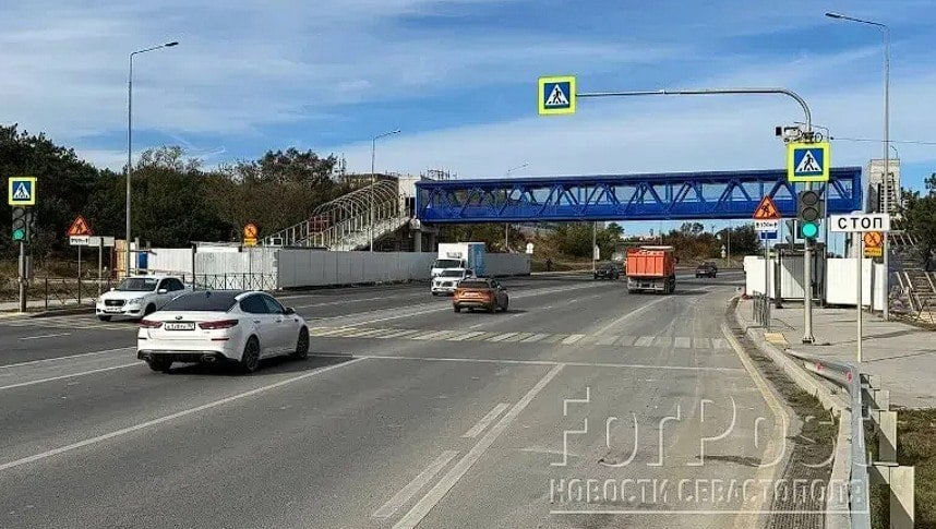 В Севастополе с Камышового шоссе уберут светофоры  На этой неделе демонтируют светофор в районе 4-го км Камышового шоссе, позднее — на 6-м и 7-м километрах.   По окончании работ и после полноценного открытия новых переходов разрешённая скорость движения по шоссе  60 км/ч  увеличиваться не будет.    ForPost