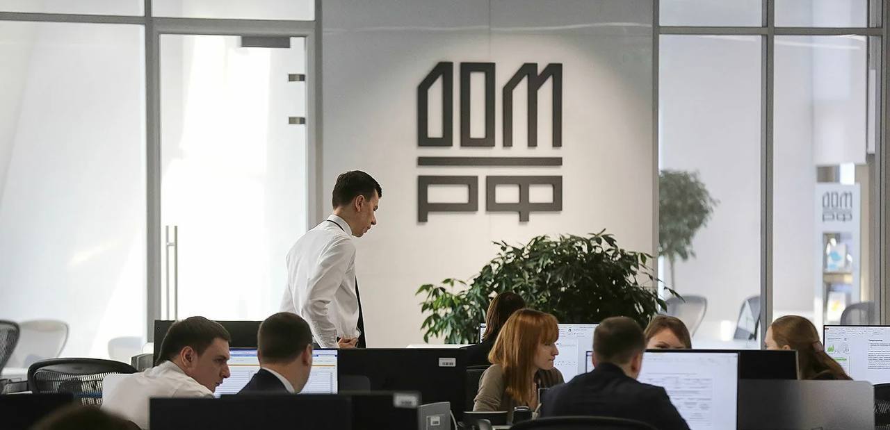 Александр Хинштейн подвёл промежуточные итоги проведенной совместно с ДОМ.РФ работы по развитию жилищного строительства в Курской области В начале года на встрече с главой государственного института развития Виталием Мутко врио губернатора договорился о начале работы по запуску комплексной программы помощи жителям приграничья. На данный момент: • В регионе отобрано 38 площадок под жилищное строительство; • Принят закон: застройщики могут получать земельные участки без торгов, но должны продавать не менее 20% жилья жителям приграничья по цене сертификата; • Приняты подзаконные акты, позволяющие отобрать лучшие проекты жилищного строительства и надежных застройщиков; • Проведены встречи с застройщиками Курской области, а также иных регионов Российской Федерации, приглашенных ДОМ.РФ; • Определен региональный оператор, который будет организовывать взаимодействие между гражданами и застройщиком; • Сегодня был объявлен первый отбор масштабного инвестиционного проекта, предусматривающего индивидуальное жилищное строительство в Фатежском районе. Застройщик обязуется реализовать жилье гражданам с приграничных территорий по цене полученного ими сертификата. — В ближайшее время будут запущены новые площадки, до конца мая мы проведем рабочую встречу с пострадавшими дольщиками, — сообщил глава региона. Сейм Курская область