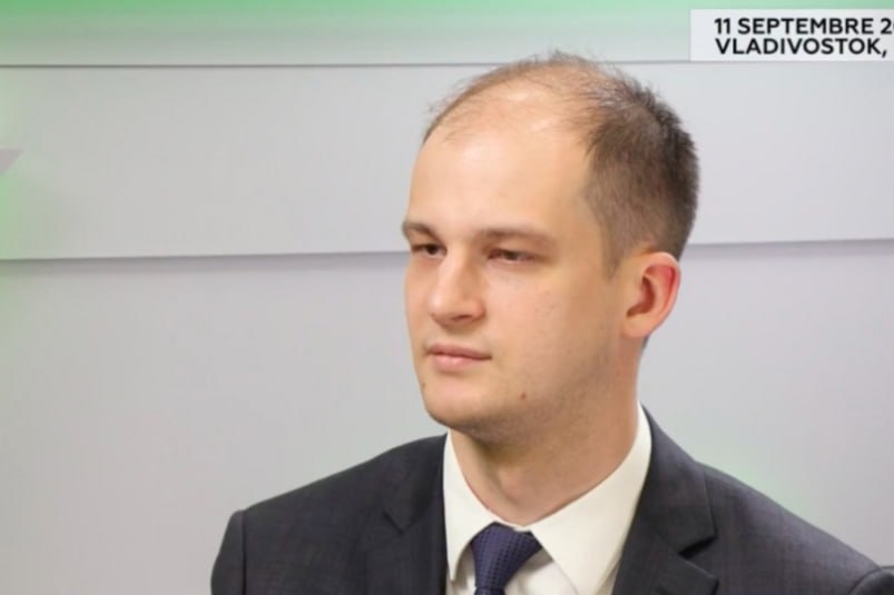 Неверова осудят в Чите за хищение 1 4 млрд рублей выделенных на газификацию и соцобъекты Генпрокуратура России утвердила обвинительное заключение в отношении руководителя коммерческой организации Станислава Неверова Компания осуществляла работы по концессии в том числе должна была заниматься газификацией Читы и строительством соцобъектов Неверову вменяют мошенничество в особо крупном размере с использованием служебного положения а также легализацию преступных доходов организованной группой в особо крупном размере По версии следствия с сентября 2022 года по май 2024 года Неверов в рамках реализации концессионных соглашений по строительству 11 объектов шести школ четырёх детских садов и участка газификации в Забайкальском Приморском и Хабаровском краях похитил 558 1 млн рублей Эти средства поступившие на счета его организации были потрачены не на строительство а на другие цели Кроме того в декабре 2022 года он в составе организованной группы перевёл 833 9 млн рублей по фиктивным договорам на счета подконтрольных фирм выдавая их за легальную прибыль Таким образом ранее похищенные бюджетные деньги были введены в легальный хозяйственный оборот Ранее Неверов уже был осуждён и приговорён к 3 годам и 6 месяцам лишения свободы Для возмещения ущерба на его имущество на сумму 10 7 млн рублей наложено взыскание Дело направили в Центральный районный суд города Читы Фото Сайт ВАНК ChitaMedia Забайкальский край