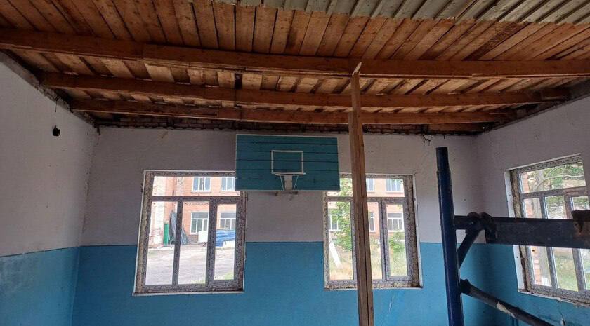 В Григорьевке отремонтируют школьный спортзал Строители сообщили о текущем этапе работ: идет разводка электрики на первом и втором этажах, запланирована замена 500 кв. м кафельной плитки в кабинетах и коридоре первого этажа. Параллельно идет шпаклевка стен лестничного марша, а пять кабинетов на втором этаже уже подготовлены к грунтованию. Читать полностью Фото: Официальный Телеграм-канал администрации Пологовского округа , VK и ОК и читайте новости на нашем сайте