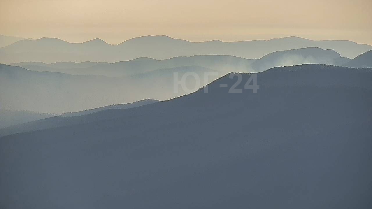 Лес горит в районе н п Мирный в Афипском лесничестве По прибытии в связи с труднодоступным рельефом местности бригады выдвинулись в пешем порядке к предполагаемому месту задымления По прибытии к месту задымления обнаружен лесной пожар в Афипском лесничестве Смоленском участковом лесничестве на примерной площади 1 га Приступили к тушению Проводится комплекс мер по локализации лесного пожара а также наращивание сил средств для скорейшей локализации лесного пожара Подписаться на новости ЮГ 24   ЮГ 24 в MAX