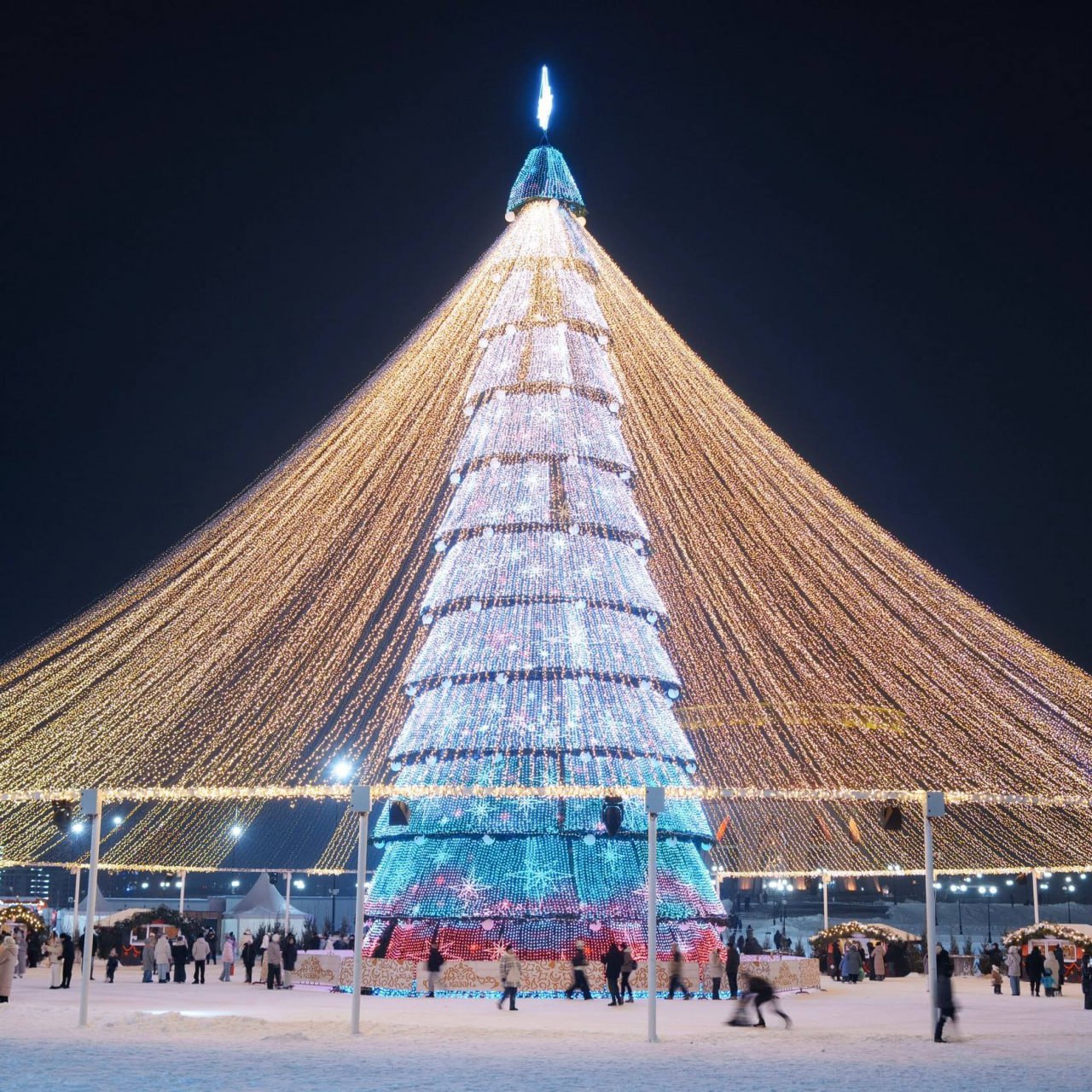 Если планировали погулять рядом с главной елкой у Чаши лучше сделать это сегодня Потому что сегодня новогодняя ярмарка здесь работает последний день с 16 00 до 22 00 а разбирать елку начнут уже в четверг e Kazan