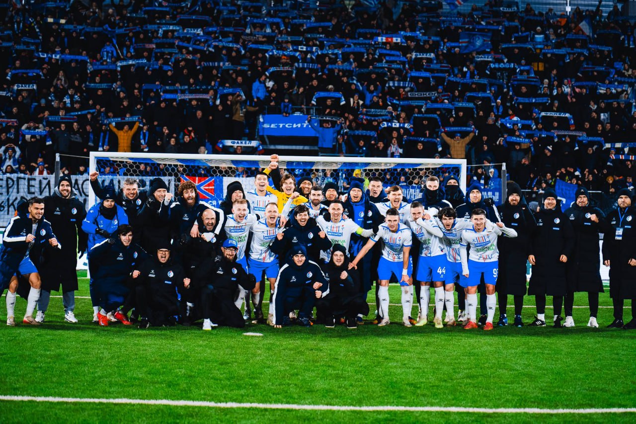 Факел завершил осеннюю часть сезона победой над Челябинском и возглавил турнирную таблицу Воронежский Факел одержал уверенную победу над Челябинском со счетом 2 0 в матче 21 го тура Первой лиги и уходит на зимнюю паузу в статусе единоличного лидера чемпионата Первый тайм завершился голом главного бомбардира команды Белайди Пуси который открыл счет в встрече На третьей добавленной минуте ко второму тайму Мераби Уридия установил окончательный результат матча забив второй мяч в ворота гостей Эта победа позволила воронежскому клубу укрепиться на первой позиции в турнирной таблице с 48 очками Ближайший преследователь Факела екатеринбургский Урал отстает на 7 очков Подписаться на VRN Град