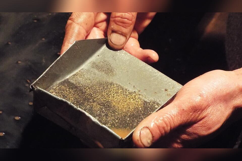 В Забайкалье пройдут аукционы на разработку месторождений золота и меди 26 декабря состоятся аукционы по продаже лицензий на освоение Шахтаминской площади и золоторудного Бухточинского месторождения Шахтаминская площадь Шелопугинский Александрово Заводский и Газимуро Заводский районы запасы золота серебра и меди Стартовый платёж 88 2 млн рублей срок лицензии 25 лет Бухточинское месторождение Чернышевский район золото срок лицензии 10 лет начальный взнос 20 3 млн рублей Приём заявок завершится 5 декабря