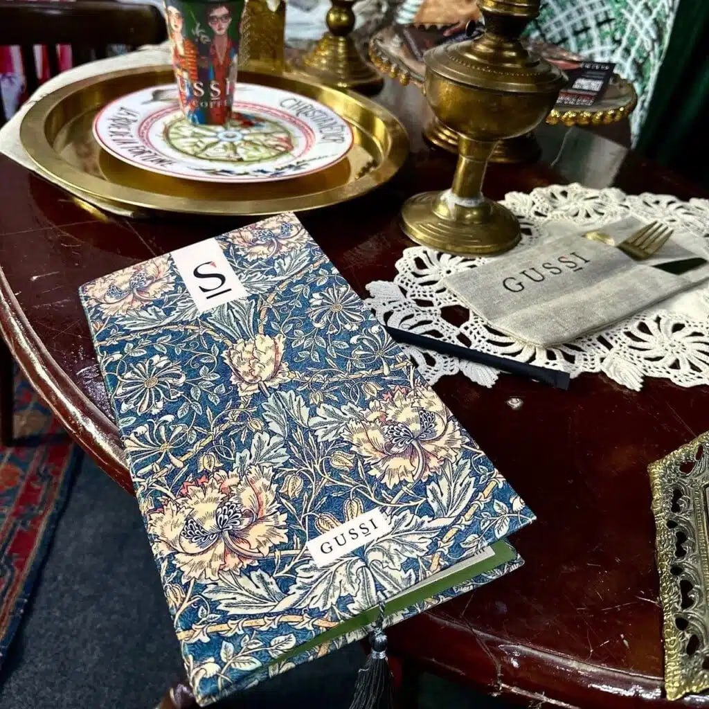 Сеть Gussi Coffee намерена развивать франшизу в Узбекистане Совладелица омской сети кофеен Gussi Coffee Наталия Сушко подписала соглашение о запуске франшизы в Узбекистане Подписание документа состоялось в ходе программы Бизнес инкубатор ШОС в Омске Предпринимательница также договорилась о выходе кофеен по франшизе на китайский и индийский рынки В ходе мероприятия в Омске 37 участников бизнес инкубатора представили инвесторам свои проекты Их оценивали представители из Индии Китая Узбекистана и РФ Telegram Facebook Instagram LinkedIn Сайт