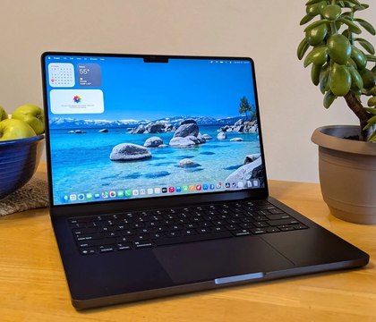MacBook Pro на M6 Pro M6 Max и дешевый MacBook принесут серьезные перемены Марк Гурман Журналист и инсайдер Марк Гурман из Bloomberg сообщил в своем свежем материале что в 2026 году Apple выпустит целую линейку новых устройств с процессорами M5 Однако ни одно из них не принесет кардинальных изменений Другое дело MacBook Pro на базе чипов M6 Pro и M6 Max