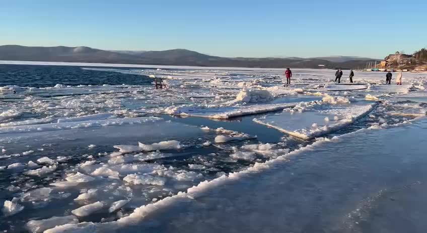 На Тургояке вместо зимних видов спорта - сапсерфинг и моржевание