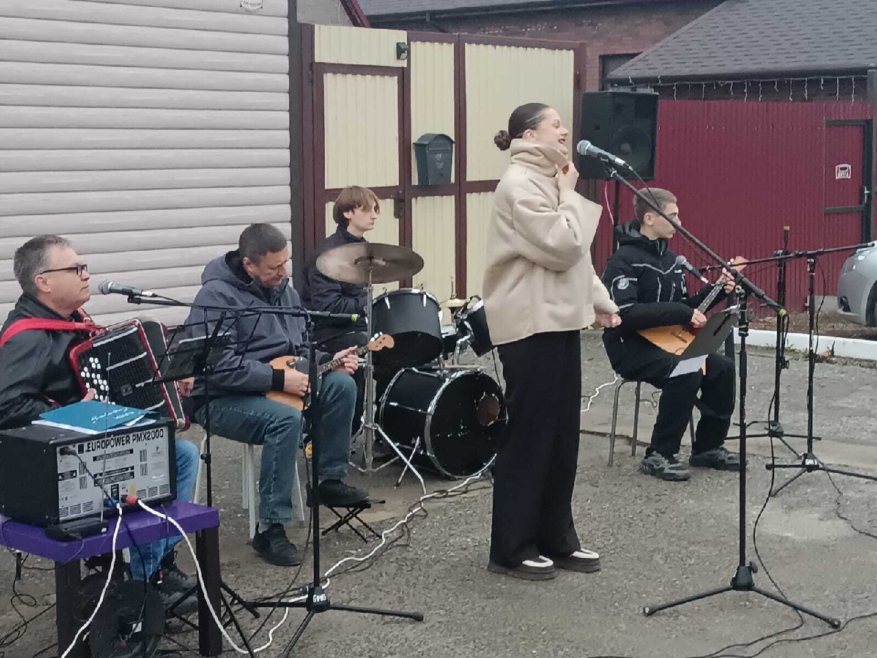 Вокальный ансамбль народных инструментов Сюрприз руководитель Князев С В выступил с концертной программой С душевной песней в открытые сердца на улице Спец Переулок 41 для жителей и гостей Зрители среди которых были пожилые люди и молодёжь с интересом следили за выступлением которое началось с чарующей мелодии на народных инструментах Голос солистки ансамбля С Алексеевой наполнил пространство теплом а ее песни вобравшие в себя народные традиции трогали сердца каждого присутствующего Программа включала как традиционные русские народные песни так и современные обработки показывая как музыка может объединять поколения Зрители не сдерживали эмоций и активно поддерживали исполнителей охотно подпевая знакомые строки Концерт стал не только прекрасным музыкальным подарком но и важным событием оставившим яркие воспоминания в душах всех участников