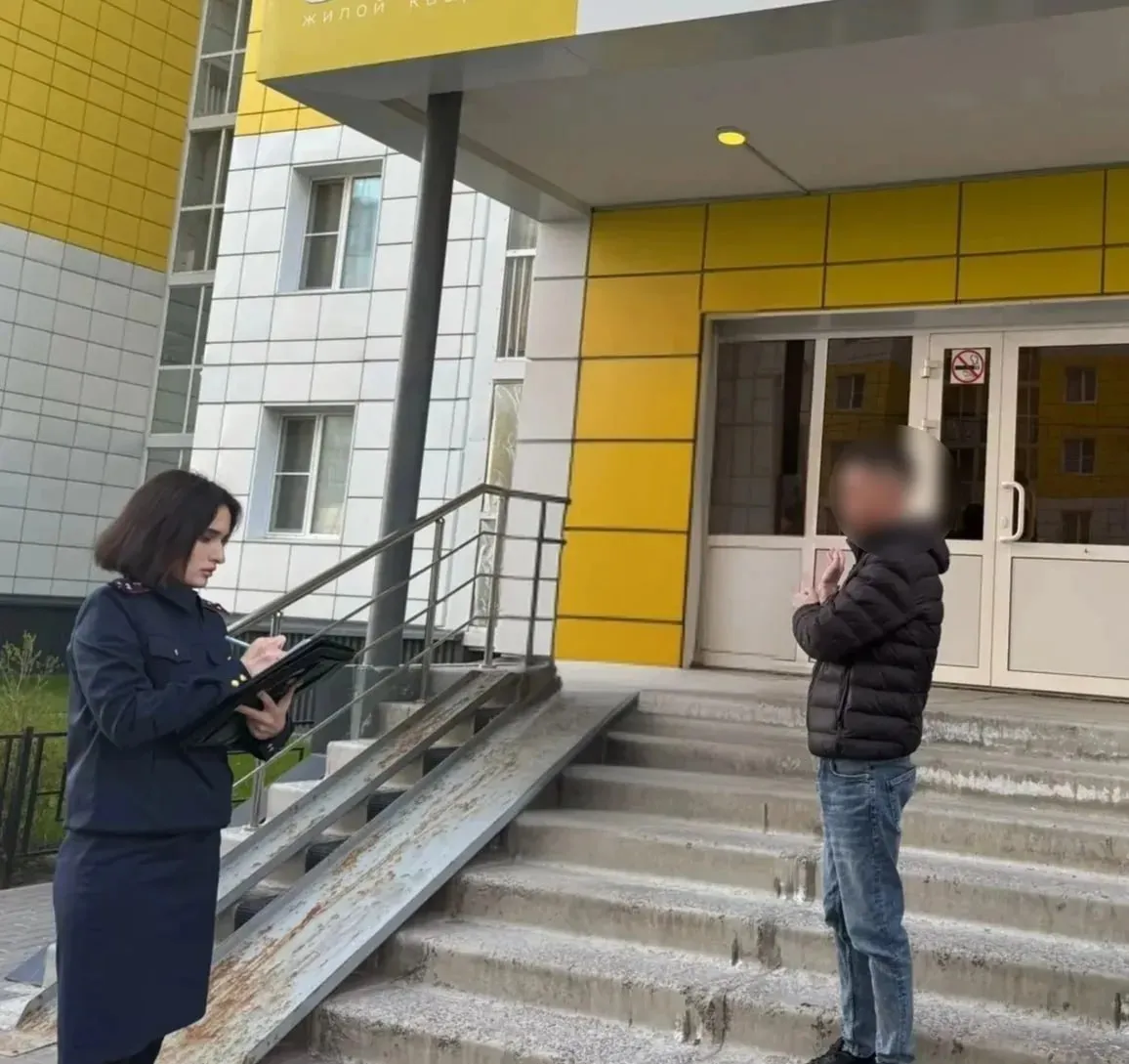 В Воронеже отчим больше года истязал 9 летнюю девочку По данным СК 33 летний мужчина проживал с матерью школьницы Будучи недовольным поведением ребенка он регулярно избивал и унижал ее на протяжении 2025 и 2026 года О произошедшем девочка рассказала педагогам школы которые сообщили в правоохранительные органы Сейчас ребенок находится в соцучреждении Сотрудники СК возбудили уголовное дело по п г ч 2 ст 117 УК РФ истязание несовершеннолетней На допросе сожитель ранее также судимый за наркоторговлю признался в преступлении и подтвердил показания на месте Следствие будет просить суд заключить его под стражу Мы в Мах