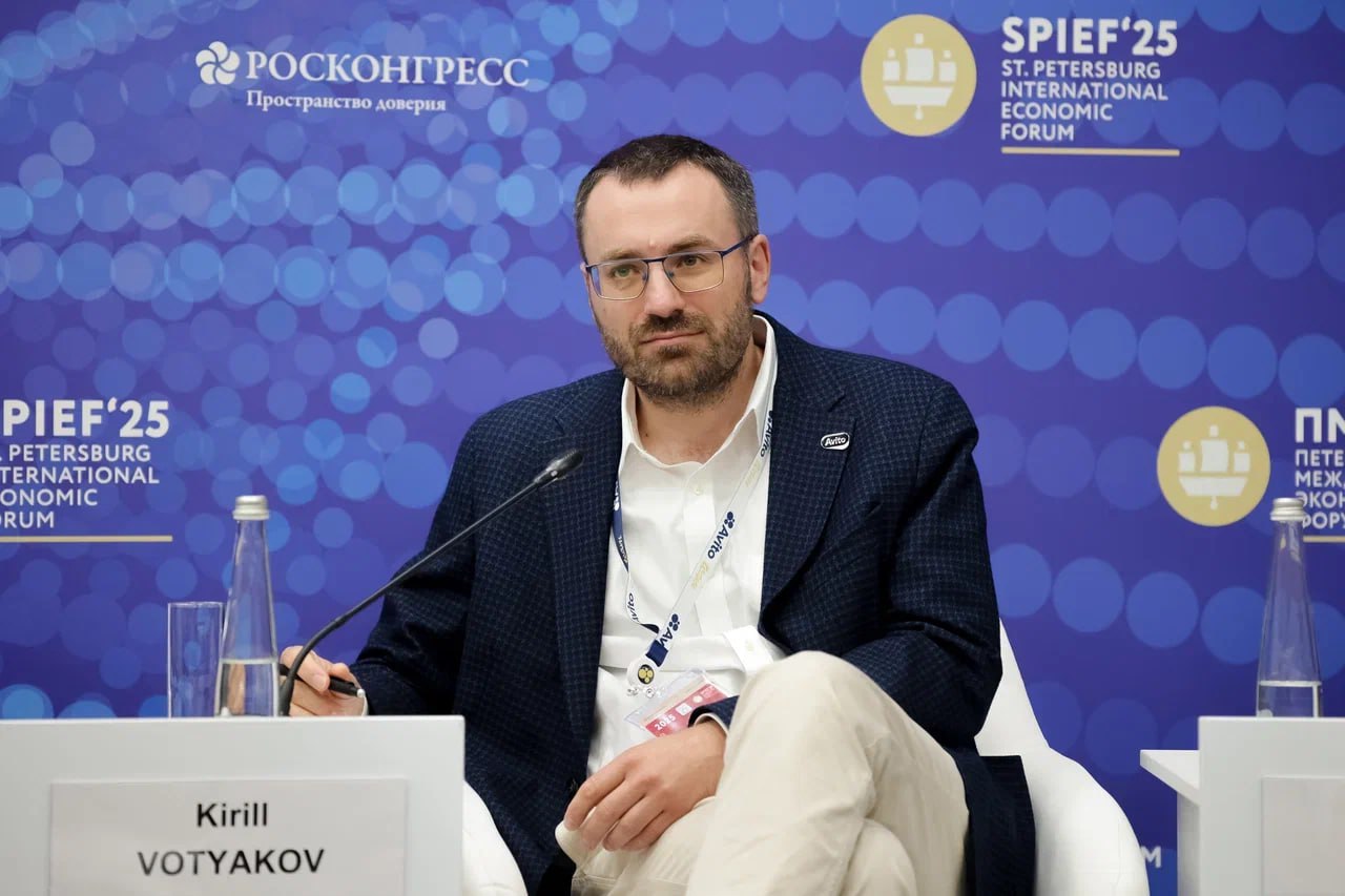Эффективность автопроизводителей и дилеров теперь зависит от умения работать в диджитал-каналах, поскольку 85% покупателей авто сейчас ищут машины онлайн, заявил на сессии «Отечественный автопром: между глобализацией и суверенным развитием» в рамках ПМЭФ управляющий директор «Авито Авто» Кирилл Вотяков. «Покупатель хочет выгодно продать и купить авто, здесь всё просто. Авито Авто собрал все предложения, которые есть на рынке. Это порядка 1,1 млн авто, новых и с пробегом. Наш сервис «Автотека» с историями владения автомобилем уже давно стал стандартом рынка: в нём содержатся данные более 50 млн автомобилей, при этом половина информации — уникальные данные дилеров, позволяющие отслеживать историю транспортного средства», — рассказал Вотяков.