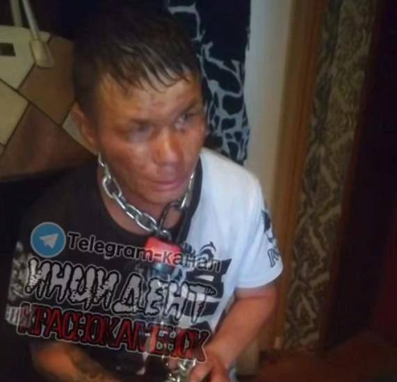В Краснокаменске начальник приковал сотрудника цепью за прогулы В пригороде Краснокаменска произошёл шокирующий инцидент. Один из работников местного предприятия сообщил, что начальник заковал его цепью к батарее. Мужчина рассказал, что несколько дней не появлялся на работе. После этого, по его словам, руководство решило наказать его радикальным способом — цепью с замком. Рабочему удалось освободиться и обратиться за помощью к знакомым, чтобы снять цепь с шеи. Обстоятельства происшествия уточняются. Чита•Сегодня Предложить свою новость —