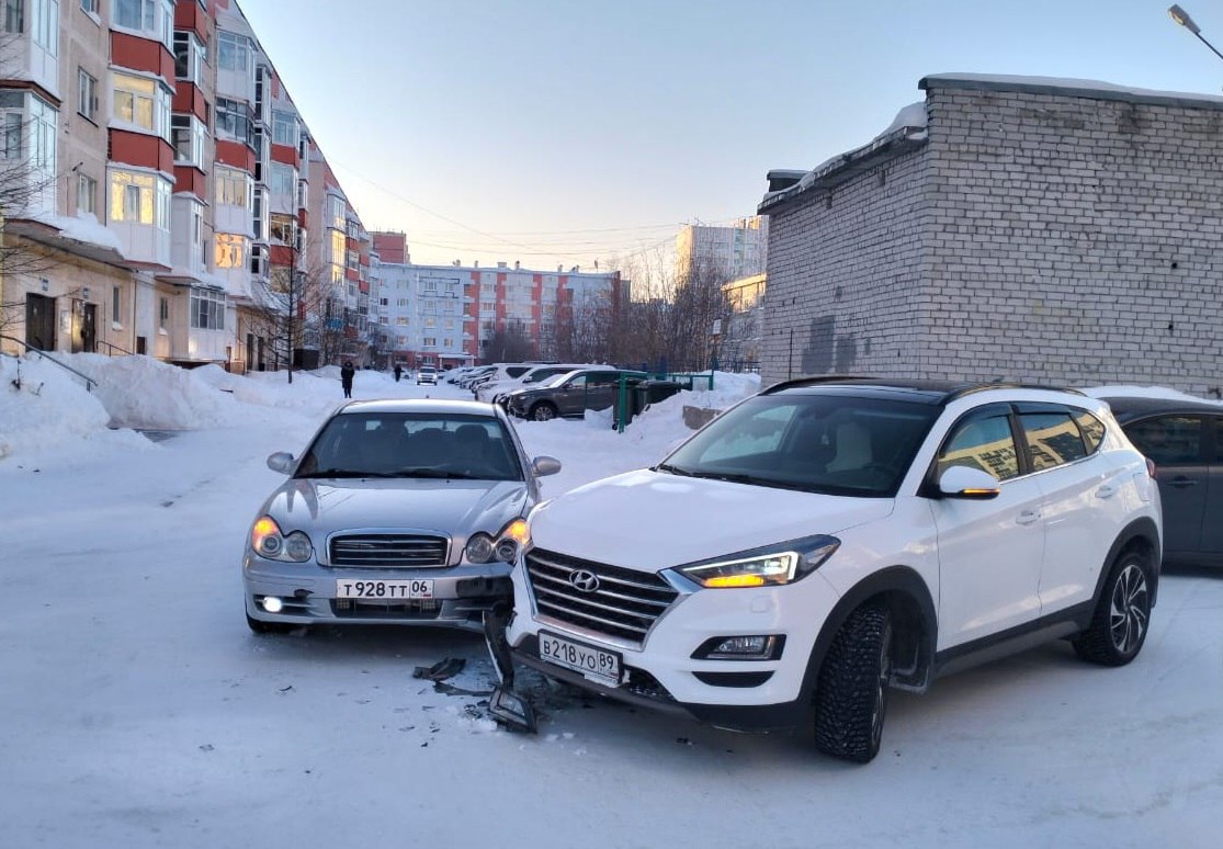 За прошедшие сутки на дорогах Ямало-Ненецкого автономного округа зарегистрировано 23 ДТП, последствиями которых стали механические повреждения транспортных средств. С начала 2025 года на ямальских дорогах в 826 зарегистрированных ДТП погибло 3 человека и 32 получили травмы, в их числе 5 детей. В Госавтоинспекции призывают всех участников дорожного движения быть внимательнее на дорогах и соблюдать ПДД. Водителям рекомендуют выбирать скоростной режим с учетом дорожных и метеорологических условий. Пешеходам, в темное время суток, рекомендуют размещать на верхней одежде световозвращающие элементы.  #мвдроссии #полиция #гибддянао  #гибдд #янао  #дтп