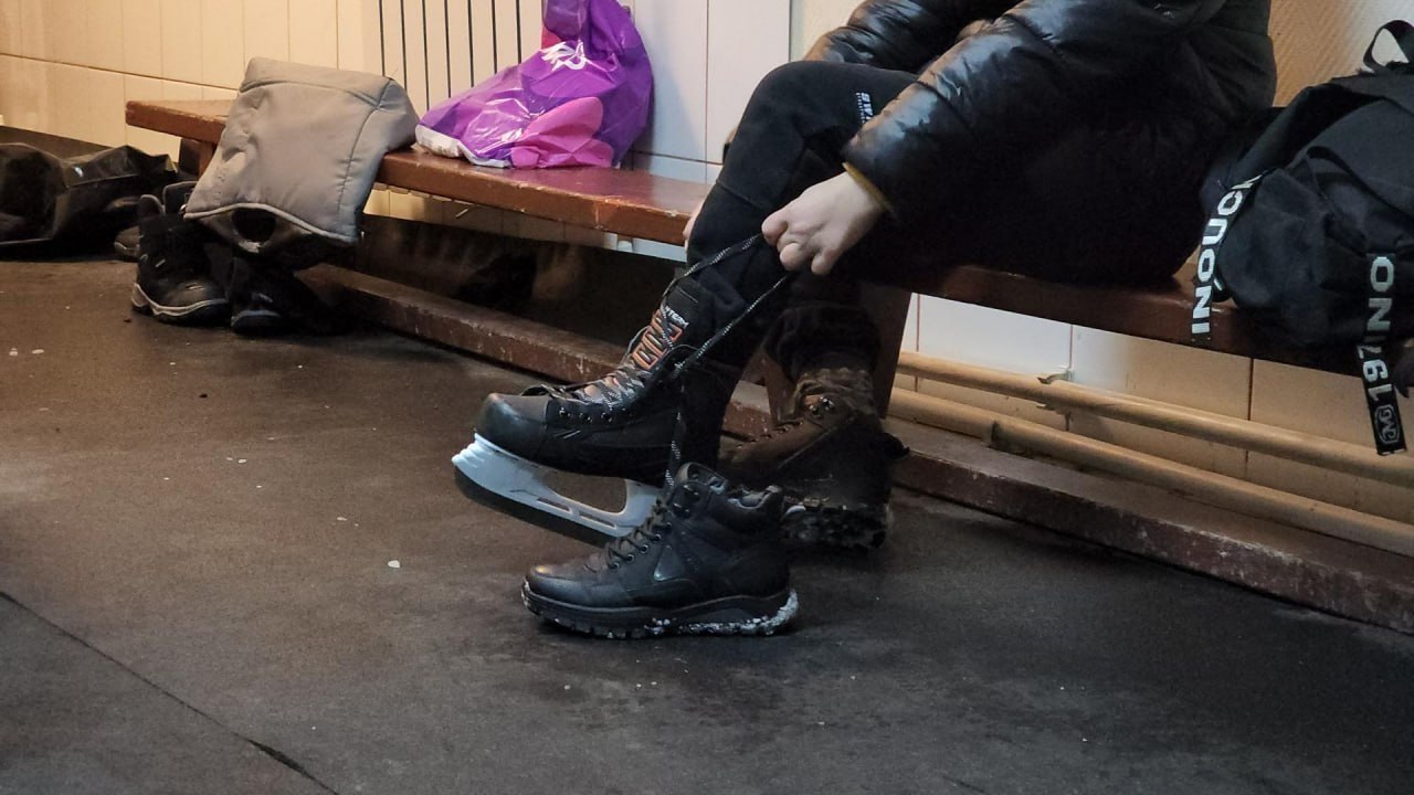 В микрорайоне Ожерелье начал свою работу каток на стадионе Локомотив Для жителей города железнодорожников он открыт с 14 00 до 21 00 по будням и с 10 00 до 21 00 в выходные дни Как отметила заведующая спортсооружением Ожерелье Анжелика Елфимова заливка катка была трудоёмким и щепетильным процессом Сначала подводила погода Снежная подушка начала формироваться на стадионе только под конец декабря Когда температура опустилась до отрицательных значений сотрудники начали подготовку поверхности Ежедневно каток проливали водой Ещё одной причиной переноса открытия стал циклон Фрэнсис После нескольких дней снегопада сотрудникам стадиона пришлось убирать тонны снега с поверхности катка На помощь пришла городская коммунальная техника Все новогодние каникулы на Локомотиве готовились к открытию и вот наконец то это случилось Всего было произведено более 20 заливок Сейчас здесь хорошо скользящий и ровный лёд Теперь каток в Ожерелье работает ежедневно и ждёт любителей покататься на коньках В здании стадиона есть тёплая раздевалка со скамейками вешалками и туалетом Также здесь можно набрать горячей воды чтобы заварить чай или кофе