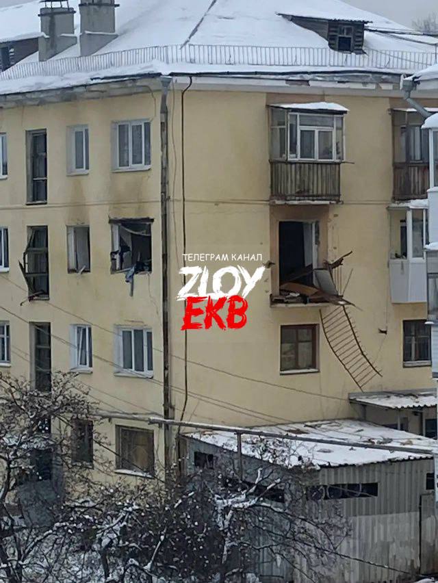 После взрыва газа в Первоуральске госпитализировано три человека Как сообщил КП Екатеринбург глава пресс службы ГУ МВД по Свердловской области Валерий Горелых в больницу для оказания первой помощи доставлены хозяйка жилища и ещё две женщины из соседней квартиры С большой долей вероятности данный инцидент произошёл из за нарушений правил техники безопасности при обращении с газовым оборудованием По итогам начавшегося разбирательства представители МВД примут обоснованное процессуальное решение Данное ЧП не носит криминальный характер отметил полковник Горелых UPD Госпитализация потребовалась хозяйке квартиры Еще двух человек медики отпустили домой после осмотра Злой Екатеринбург   Подпишись на КП Екатеринбург Мы в Max