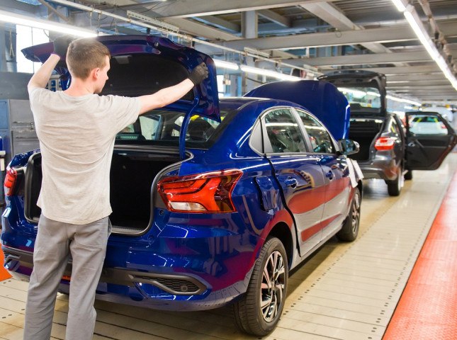Выпуск легковых автомобилей в апреле вырос на 11%, а грузовиков – упал на 22%  По данным Росстата, за четыре первых месяца 2025 года с российских конвейеров сошло 246 тыс. легковых автомобилей, что на 8,3% выше показателя за аналогичный период прошлого года. Между тем в апреле было выпущено 69,8 тыс. машин – это на 11,3% больше, чем год назад.  Подробнее на сайте autostat.ru
