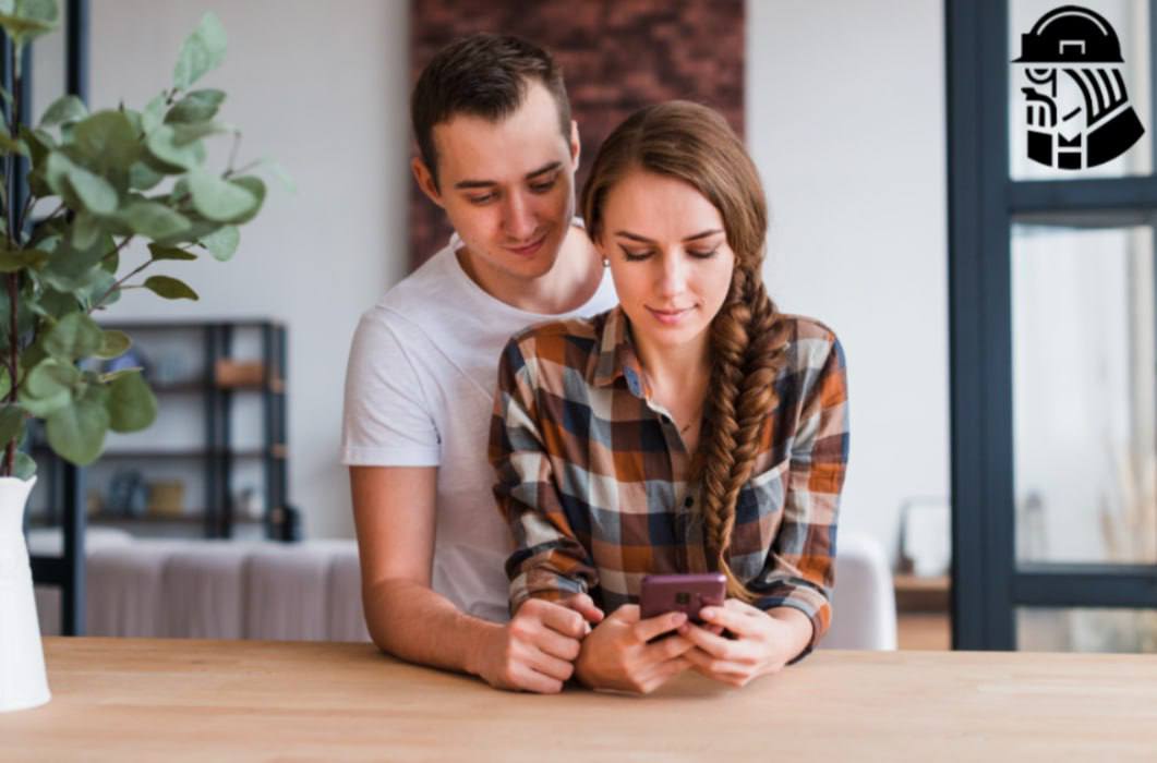 Только москвички переводят мужьям больше денег чем берут на 8 Аналитики Т банка изучили переводы между супругами и выяснили что москвички отправляют мужьям 18 401 рубль а получают от них 16 987 рублей В остальных регионах мужья переводят жёнам больше Чукотка стала лидером по семейным переводам Там мужья переводят жёнам в среднем 23 928 рублей а жёны мужьям 19 511 рублей Абсолютный рекорд 2025 года перевод 30 85 млн рублей Мужчина отправил жене эту сумму с романтической открыткой kvadratnymaster