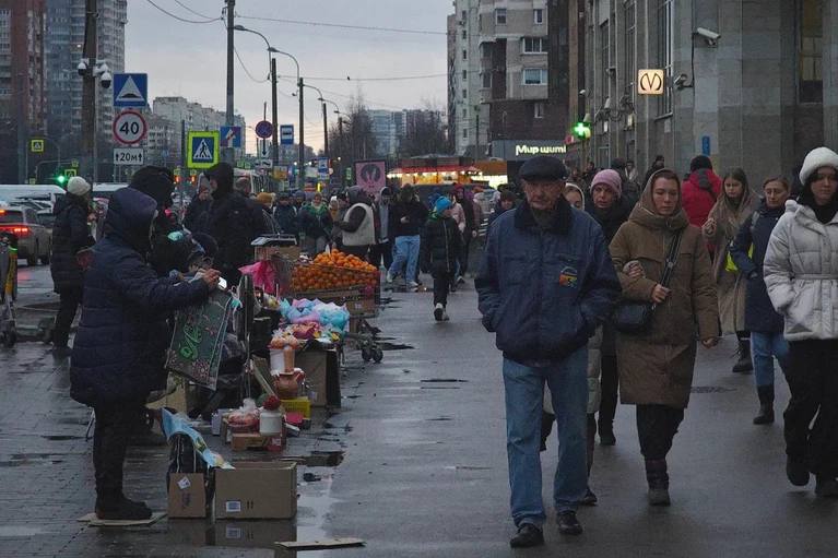 Уличным торговцам могут запретить работать в 100 метрах от метро в Петербурге В Смольном определили перечень зон, откуда потеснят бабушек и других народных предпринимателей Им хотят запретить торговать с 1 июля 2025 года в радиусе 100 метров от входов и выходов в вестибюли любой станции метро. Отдельный пункт касается разносной торговли: например, людей с тележками с цветами, автолавок с булками, фургончиков с мороженым, цистерн с молоком и квасом и т.д. и т.п. Такую «шабашку» хотят запретить в радиусе 50 метров от школ, детсадов, вузов, колледжей, домов культуры, больниц, остановок общественного транспорта, а также подземных переходов. Документ официально не приняли, однако его могут одобрить с высокой вероятностью. : Алексей Булатов : СПб — отдай свой буст нам