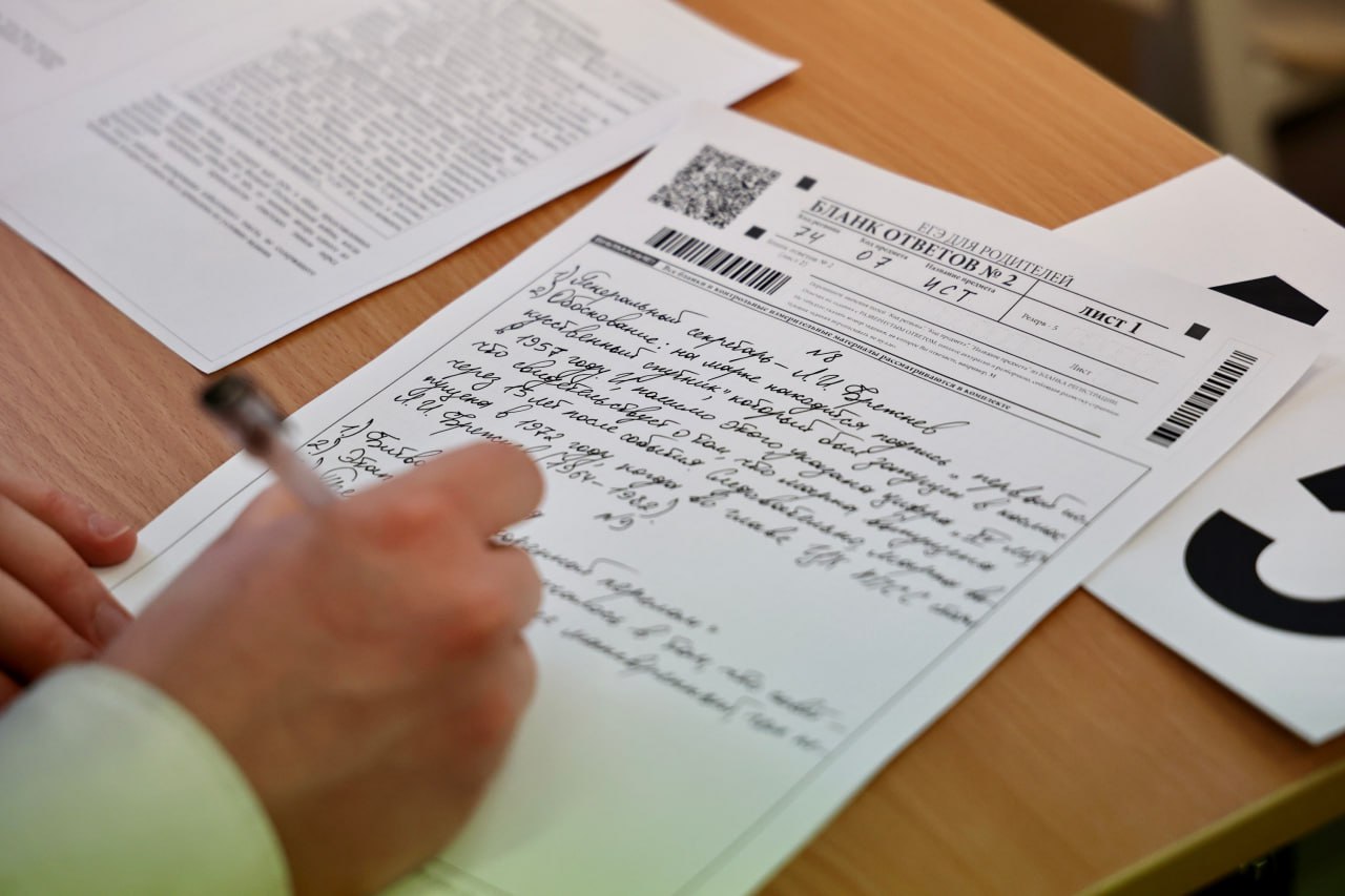 Южный Урал вошёл в число субъектов лидеров по результатам сдачи ЕГЭ по математике Заместитель председателя федерального правительства Дмитрий Чернышенко в ходе состоявшегося сегодня совещания подвёл итоги 2025 года в сфере образования Участие в заседании также приняли министр просвещения РФ Сергей Кравцов и губернатор Челябинской области Алексей Текслер В ходе совещания вице премьер РФ подчеркнул что на сегодняшний день приоритетной задачей работы правительства и регионов является повышение качества образования Также зампред кабмина отметил увеличение количества выпускников школ выбирающих для сдачи единого госэкзамена математику и естественно научные дисциплины Их доля по итогам прошлого года составила 33 Успехи по данному направлению демонстрирует Челябинская область Южный Урал в прошлом году вошёл в список регионов лидеров по результатам сдачи ЕГЭ по математике и естественным наукам Мы не только обновляем инфраструктуру строим и ремонтируем школы детские сады колледжи но и создаем новые форматы обучения подчеркнул в ходе совещания Алексей Текслер poolN74 eugenejut