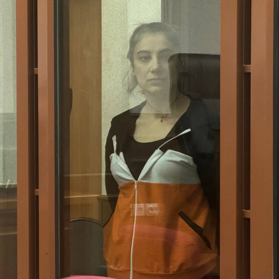 Наумова выступила в суде с последним словом — «Ребёнка я не убивала» Речь опекунши — обвиняемой в убийстве шестилетнего Далера, Вероники Наумовой — была слышна из-за закрытых дверей. «КП-Екатеринбург» приводит слова и сообщает, что она плакала. «Все говорят, что я истязала детей. Но доказательств этому нет. Я работала в школе «Лукоморье», работала с детьми разных национальностей. Был бы у меня корыстный мотив, я бы не воспитывала двух племянников. Следствие утверждает, что нашли предметы, которые я использовала для истязаний. Но на них нет моих ДНК, нет ДНК Далера. Все обвинение строится на показаниях троих людей. Я бы хотела обратиться к отцу Далера. Он неоднократно вспомнил в суде сына. Мне его жаль. Но у него есть ещё один сын, о нём он не печется. Он неоднократно просил меня не подавать на алименты, чтобы быстрее освободиться из колонии. Ребёнка я не убивала. Не считаю, что я им что-то должна. Из экспертиз не ясна причина смерти Далера. Может, если бы я вызвала тогда скорую, он бы остался жив. Это моя самая большая вина», — цитирует издание Наумову. Напомним, что прокуратура запросила для Наумовой 25 лет лишения свободы, что является максимальным сроком для женщин по данной категории дел. Обвиняемая так и не признала свою вину в убийстве Далера. Новости Екб тут