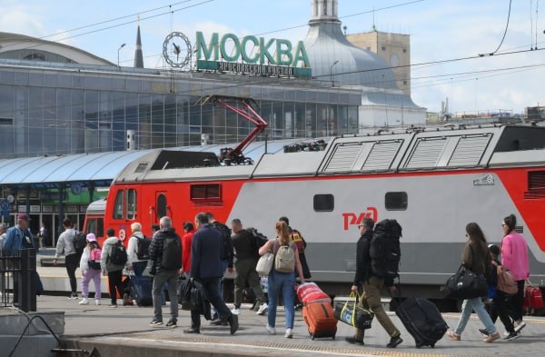 В РФ планируют реальные испытания посадки в поезд и самолет по биометрии При положительных результатах возможна поэтапная реализация этой технологии на отдельных маршрутах и направлениях уточнили в Минтрансе В министерстве пояснили РИА Новости что в отношении железнодорожного транспорта законодательная база по этому вопросу уже сформирована В авиации для внедрения биометрии необходимы дополнительные решения подтверждения соответствия требованиям безопасности и защиты персональных данных В ближайшее время запланированы полевые испытания биометрических систем на авиа и железнодорожном транспорте рассказали в ведомстве Подпишись на Говорит Москва