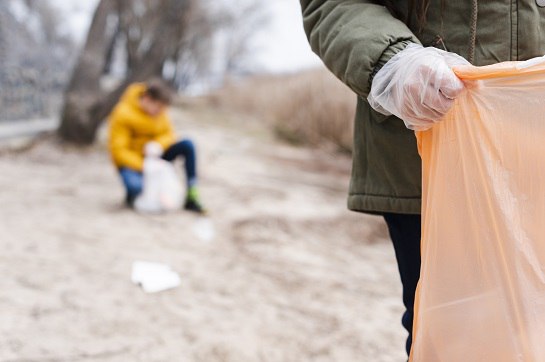 В Белогорске 9 декабря введен режим повышенной готовности Распоряжение об этом подписал глава города Станислав Мелюков после рабочей встречи с регоператором по кластеру 2 Об этом он сообщил в своем телеграм канале Режим будет действовать до особого распоряжения Его цель не допустить ухудшения санитарно эпидемиологической обстановки в городе и решить проблему мусорных навалов около контейнерных площадок во дворах многоквартирных домов и в районах частного сектора Навалы появились после смены регоператора и за первую неделю работы нового По информации администрации Белогорска заместителю главы по ЖКХ Ольге Алексеевой поручено определить подрядчиков на выполнение работ В первой половине дня в управлении ЖКХ прошло совещание с потенциальными исполнителями Сейчас в жилой зоне Белогорска работает 468 мусорных площадок Уборка мусора будет производиться за счет средств резервного фонда администрации Белогорска Отчет о выполненной работе направят в кправление ЖКХ а далее регоператору по кластеру 2 Глава Белогорска поручил усилить контроль за санитарно эпидемиологической обстановкой в городе и организовать взаимодействие с дежурными службами Контроль за выполнением распоряжения возложен на заместителя главы по общественной безопасности Михаила Дьяченко