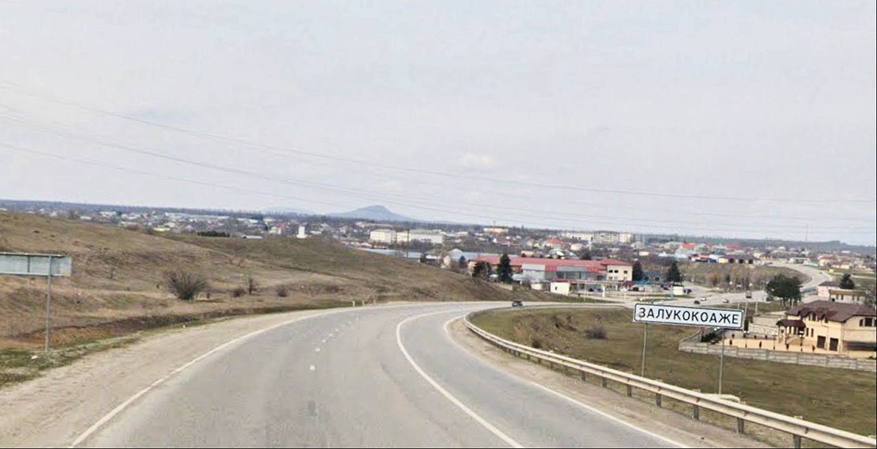 В Зольском районе в отношении местного жителя 1975 года рождения возбуждено уголовное дело по статье о мошенничестве в крупном размере сообщили в СУ СКР по КБР По версии следствия в начале 2024 подозреваемому стало известно о программе соцпомощи малоимущим финансируемой из республиканского бюджета Он предоставил в органы соцзащиты документы об осуществлении предпринимательской деятельности и заключил соцконтракт получив от государства субсидию в 350 тыс Обналичив деньги фигурант не использовал их по целевому назначению а потратил на личные нужды Для отчета изготовил подложные документы о якобы приобретении стройматериалов и инструментов которые представил в госорганы gazetayuga Газета Юга в MAX