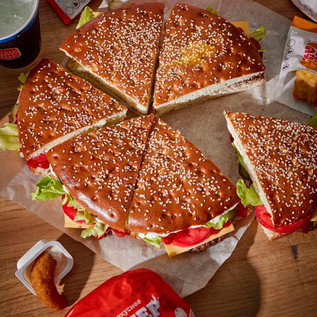 Воппер пицца появится в БК уже 29 октября Готовить новинку будут из тех же ингредиентов что и классический Воппер булка котлета соус огурчики всё как положено Только теперь в формате пиццы Одной хватит на целую компанию Готовим желудок и друзей