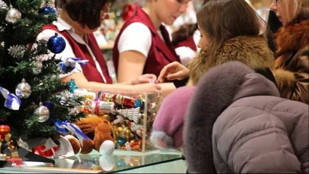 Работодателей будут штрафовать за привлечение сотрудников к работе в Новый год В Общественной палате пояснили что компании должны заручиться письменным согласием работника если тому придется выйти на смену в праздничные дни ИП и должностные лица могут заплатить штраф за нарушение до 10 20 тысяч юрлица до 70 тысяч Кроме того руководителя организации могут отстранить от должности на 3 года но я ничего не подписывал а меня никто не спрашивал а работодатели в курсе НМШ