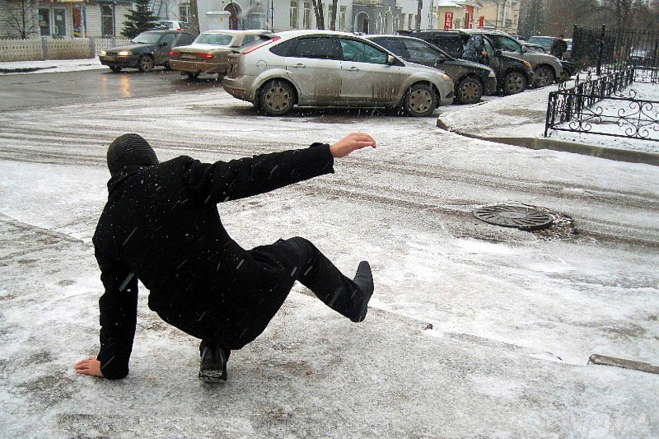 На прошлой неделе 85 нижегородцев, в том числе пятеро детей, пострадали из-за гололеда   Всего с начала зимнего сезона из-за скользких дорог травмы получили более 500 человек, в том числе 40 детей, сообщил Минздрав Нижегородской области.  Кроме того, за этот период в больницы с обморожением были доставлены более 60 взрослых.  Подпишись \ Предложи новость