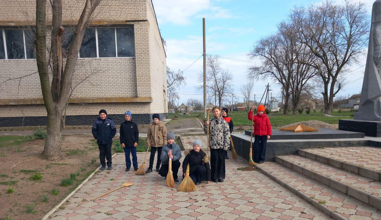 "Трудовой десант" волонтёрского отряда "Надежда"  В рамках акции «Трудовой десант» ребята из 5 класса волонтёрского отряда «Надежда» провели уборку у памятника погибшим воинам-односельчанам.  Они убрали сухую листву, облагородили территорию и подготовили памятное место к предстоящим торжествам.  Данная акция помогла поддержать порядок и чистоту вокруг памятника и стала важным событием для формирования патриотического духа у молодёжи.