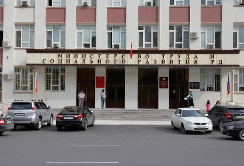 В Министерство труда и социального развития Республики Дагестан разъяснили причины большого числа отказов в выплатах пострадавшим от чрезвычайной ситуации Врио министра Магомедзагид Кихасуров сообщил что на данный момент произведена 22 671 выплата Из них 4 669 граждан получили компенсации за частичную утрату имущества 1 672 за полную утрату ещё 16 330 человек получили единовременную материальную помощь По словам руководителя ведомства среди основных проблем повторные обращения от одних и тех же заявителей а также многочисленные случаи отказов из за отсутствия фактического проживания граждан в зоне ЧС