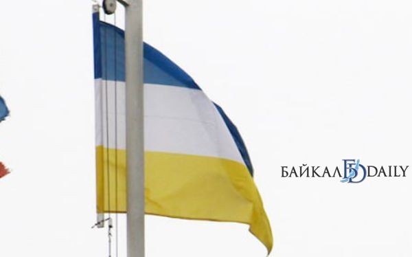 В Конституцию Бурятии внесли поправки Соответствующее решение одобрили сегодня на сессии депутаты Хурала Так теперь высшее должностное лицо субъекта РФ то есть нынешний руководитель региона Алексей Цыденов и его преемники вправе отрешить глав районов от должности за плохую работу то есть за ненадлежащее исполнение или неисполнение своих обязанностей Но сделать это он сможет не ранее чем через год после вступления того или иного главы муниципалитета либо мэра города в должность