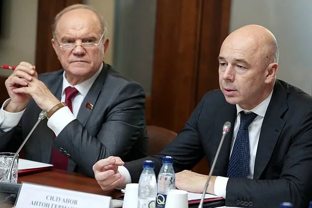 Министерство финансов мониторит ситуацию в регионах в первую очередь на предмет выполнения социальных обязательств перед людьми отметил министр финансов Антон Силуанов на встрече с фракцией КПРФ в Госдуме отвечая на вопрос одного из депутатов о проблемах бюджета Иркутской области Да не хватает на какие то программы инвестиционные расходы мы это понимаем Но помогаем только на выполнение обязательств перед людьми Поэтому с одной стороны смотрим действительно относительно устойчивости региональных финансов и следим за уровнем госдолга В отношениях с регионами отмечаем необходимость ограничения коммерческого долга 25 от собственных доходов Что касается заработной платы бюджетникам мы еще готовы собраться с руководством региона Приангарья посмотреть бюджетные оценки до конца года и необходимости подготовить предложения поддержки либо прямой либо кредитной во всяком случае обеспечить выполнение социальных обязательств до конца года