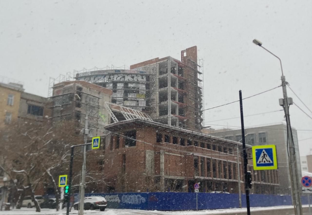 20 летний недострой Эльдорадо на Сурикова выставили на торги Как сообщили в департаменте градостроительства начальная стоимость здания 224 миллиона рублей Торги назначили на 26 января 2026 года Сейчас здание готово на 83 Однако заявляют в департаменте достроить его в прежних параметрах не получится нужна реконструкция При этом необходимо будет учесть все современные нормы Здание на Сурикова начали строить в 2005 году как торговый комплекс Эльдорадо Планировалось что к 2007 году в появится 10 этажный торгово офисный комплекс площадью 9 3 тысячи квадратов с подземной парковкой Стройка остановилась затем в 2015 году из недостроя решили сделать гостиницу но и этот план не реализовался В мае 2025 года Арбитражный суд Красноярского края принял решение об изъятии недостроя prmira news