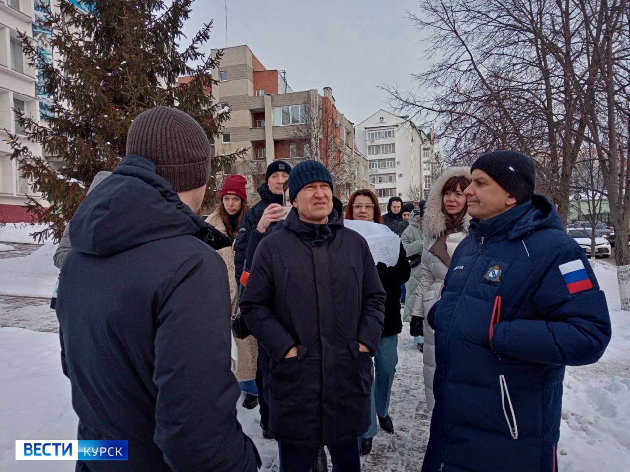 В Курске вновь обсуждают возможность создания пешеходной улицы в центре города    Сегодня по областному центру ездит врио первого заместителя губернатора – председателя Правительства Александр Чепик в сопровождении городских и областных чиновников.    ‍  Обсудили благоустройство центра Курска, в том числе создание пешеходной зоны на улице Максима Горького или Кати Зеленко.    Рассматриваются и другие варианты благоустройства: могут создать зеленые зоны на месте расселенных аварийных домов на Можаевской.     «Вести.Курск». Только проверенная информация.