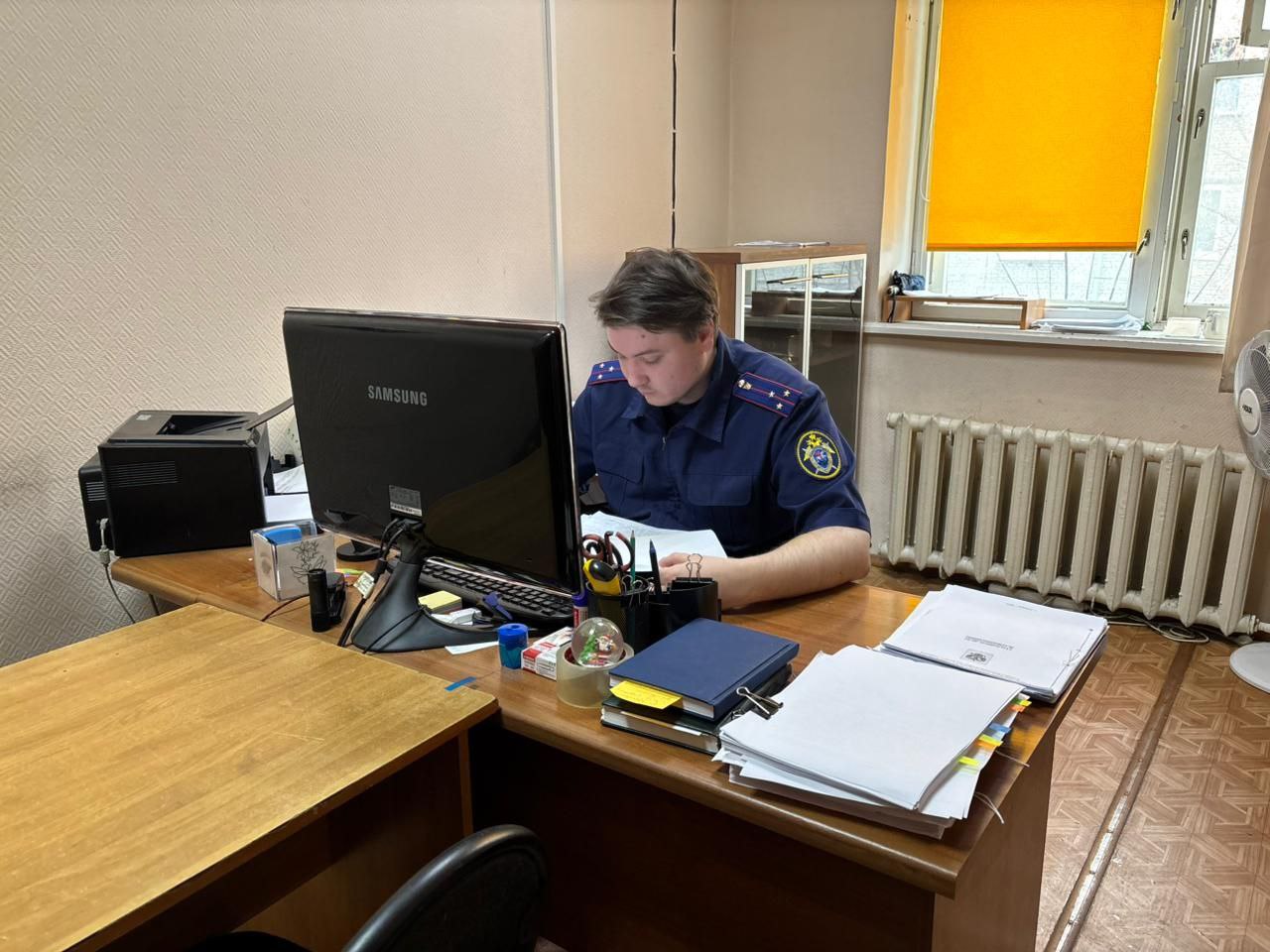 ‼ В Северске завершено расследование уголовных дел в отношении двух местных жителей, обвиняемых в коррупционных преступлениях Следственным отделом по ЗАТО г. Северск следственного управления СК России по Томской области завершено расследование двух уголовных дел в отношении двух местных индивидуальных предпринимателей. Один из них обвиняется в совершении преступления, предусмотренного ч. 2 ст. 291 УК РФ дача взятки должностному лицу лично в значительном размере , вторая – в совершении преступления, предусмотренного п. «б» ч. 4 ст. 291 УК РФ дача взятки должностному лицу лично, совершенная крупном размере . Уголовные дела возбуждены на основании материалов УЭБиПК УМВД России по Томской области. По версии следствия, в период 2022 по 2024 год индивидуальные предприниматели, осуществляющие деятельность по производству кровельных работ и сбору и обработке сточных вод, передали заместителю директора детского оздоровительного лагеря деньги в качестве взятки в общей сумме более 437 тысяч рублей. Денежные средства предназначались за возможность беспрепятственного заключения договоров на выполнение работ и оказание услуг в приоритетном порядке. При предъявлении обвинения оба фигуранта вину в содеянном признали полностью. В отношении обоих избрана мера пресечения в виде подписки о невыезде и надлежащем поведении. В настоящее время расследование завершено, следствием собрана достаточная доказательная база и материалы уголовных дел с утвержденными обвинительными заключениями направлены в суд для рассмотрения по существу. В отношении получателя взятки расследование уголовного дела продолжается. ПОДПИСЫВАЙТЕСЬ на