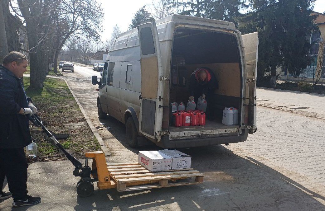 Пензенская область поможет жителям Токмакского муниципального округа   благоустроить общественные пространства   Стартовавшие по инициативе первого зампреда правительства, руководителя пензенской делегации Виктора Кувайцева  субботники набирают обороты.  «К уборке после зимы улиц и скверов присоединяются все больше горожан и организаций. Благодарим всех за активность. Уверен, что к Дню Победы мы общими усилиями сделаем населенные пункты округа уютными и красивыми », -  отметил Виктор Кувайцев.  Для проведения работ по поручению Губернатора Олега Мельниченко сформирован очередной гуманитарный конвой. В нем – более 500 банок лакокрасочных материалов, а также большой запас кистей, перчаток, щеток.  Материалы уже доставлены в окружную администрацию, откуда будут распределены по заранее составленным спискам.