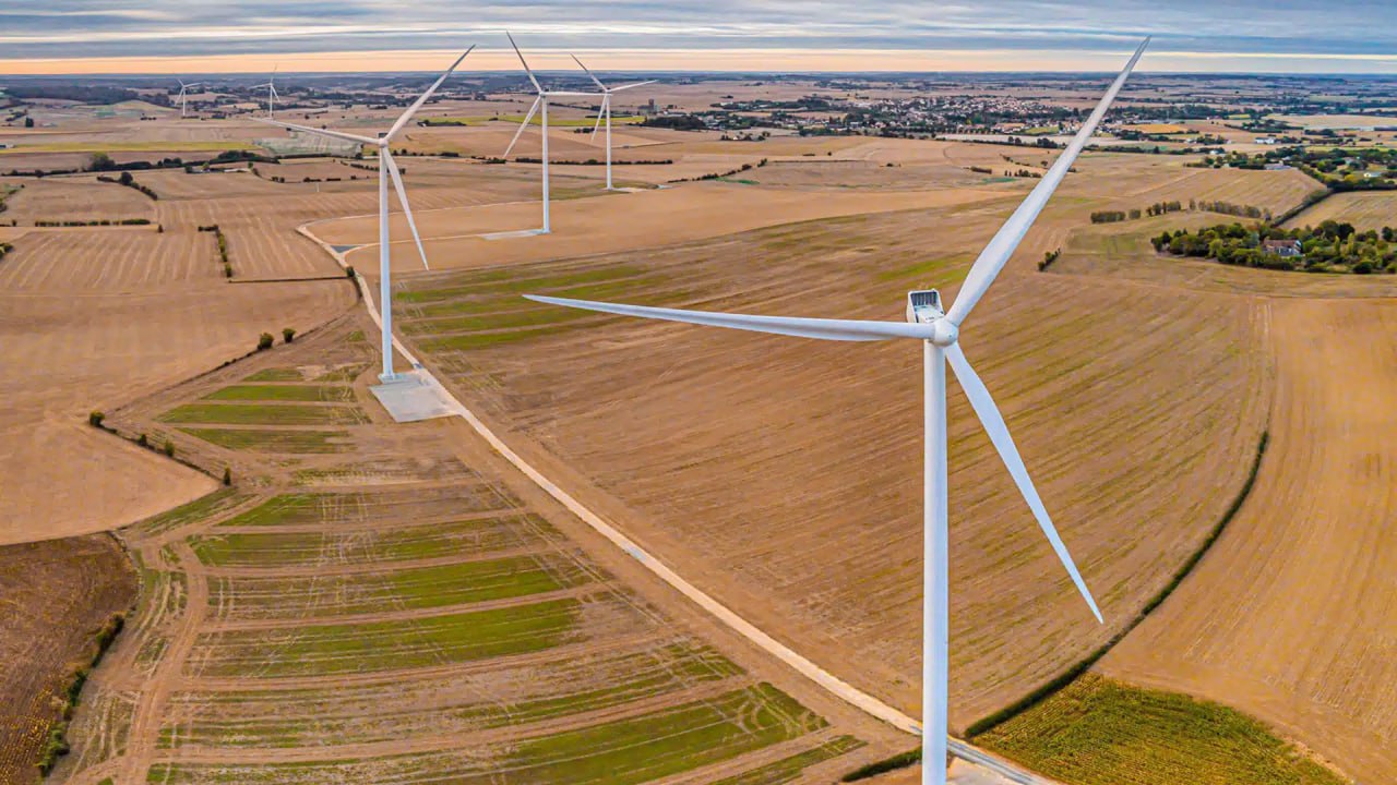Total Energie перенесла запуск ветропарка в Казахстане Французская компания Total Energie намерена запустить ветропарк мощностью 1 гигаватт в Мойынкумском районе Жамбылской области Казахстана к октябрю 2028 года, сообщила проектная компания «Актас Энерджи». Предполагается, что строительно-монтажные работы продлятся до 3 октября 2028 года. Ранее сообщалось о планах запустить ветропарк уже в 2027 году. Ожидается, что строительные работы начнутся в декабре 2025 года после согласования проектных материалов и получения всех необходимых документов. Проект предусматривает установку 150 ветряных турбин. Ветропарк будет запускаться в несколько этапов по 200-300 мегаватт каждый. ℹ В июне 2022 года министерство энергетики Казахстана сообщало, что ветропарк планируется запустить к 2026 году. В декабре 2023 года «Самрук-Казына» договорилась с французской компанией Total Eren о создании ветропарка мощностью 1Гвт и стоимостью $1,9 млрд. Тогда запуск планировался на 2026-2027 годы. Источник: Курсив Читайте также: «Росатом» намерен построить 100-мегаваттную ветроэлектростанцию на западном побережье Иссык-Куля Президент Узбекистана одобрил соглашения о строительстве ветропарков за $2,4 млрд Logistan.info Логистика Экономика
