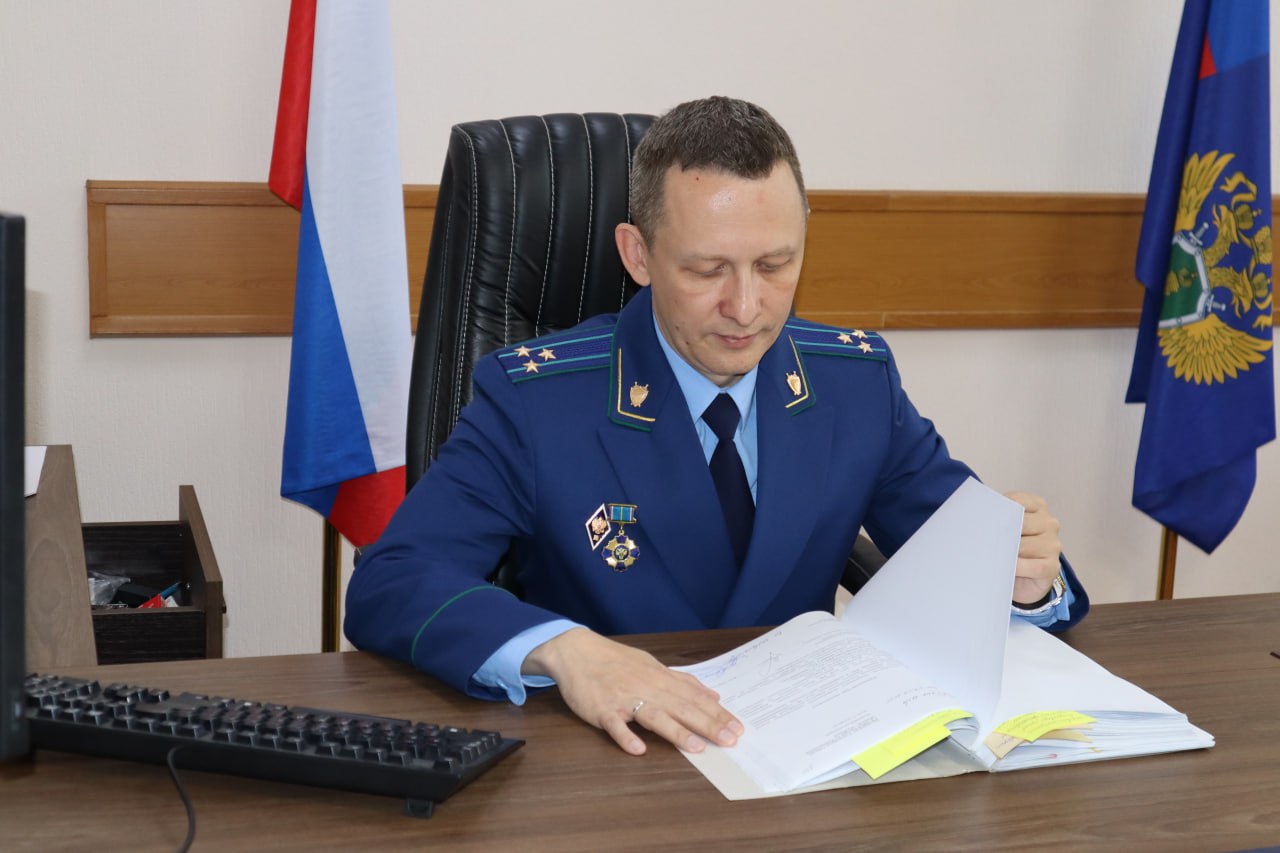 5    5  9   В Асиновском районе Томской области по постановлению прокуратуры глава поселения оштрафован за нарушение порядка рассмотрения обращения Асиновская городская прокуратура Томской области провела проверку по обращению 56 летней местной жительницы о нарушении порядка рассмотрения обращений граждан Установлено что в августе 2025 года заявительница обратилась в администрацию поселения с жалобой на противоправные действия соседей Однако ее обращение было направлено в органы внутренних дел с нарушением установленного законом 7 дневного срока о чем заявительница не была уведомлена   Прокуратура возбудила в отношении главы муниципалитета дело об административном правонарушении по ст 5 59 КоАП РФ нарушение порядка рассмотрения обращений граждан По результатам его рассмотрения виновный оштрафован на 5 тыс рублей