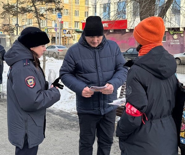 ‍ В Саратове полицейские и дружинники провели профилактическое мероприятие «Осторожно, мошенничество!»  #ПредупрежденЗначитВооружен    ‍ В преддверии Дня защитника Отечества в Саратове провели мероприятие по профилактике мошенничества. Очередная акция прошла на улице Рахова Кировского района. На помощь стражам порядка вышли члены Добровольной народной дружины.   Участники акции рассказали горожанам о дистанционных мошенничествах, а также разъяснили, каких правил следует придерживаться, чтобы обезопасить свои сбережения от посягательств мошенников.  Главный совет, прозвучавший от полицейских и дружинников - при поступлении сомнительного звонка от неизвестных незамедлительно прервать разговор, не совершать никаких операций по указанию третьих лиц и не разглашать личные данные.